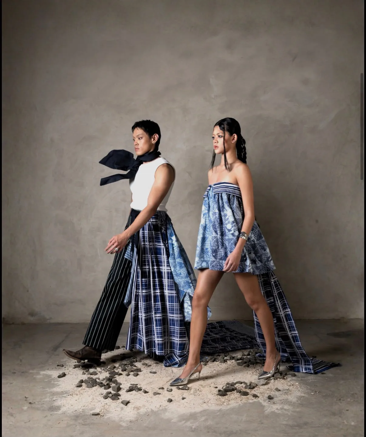 Deux silhouettes de la collection Au Large : batik bleu, rayures et carreaux marins