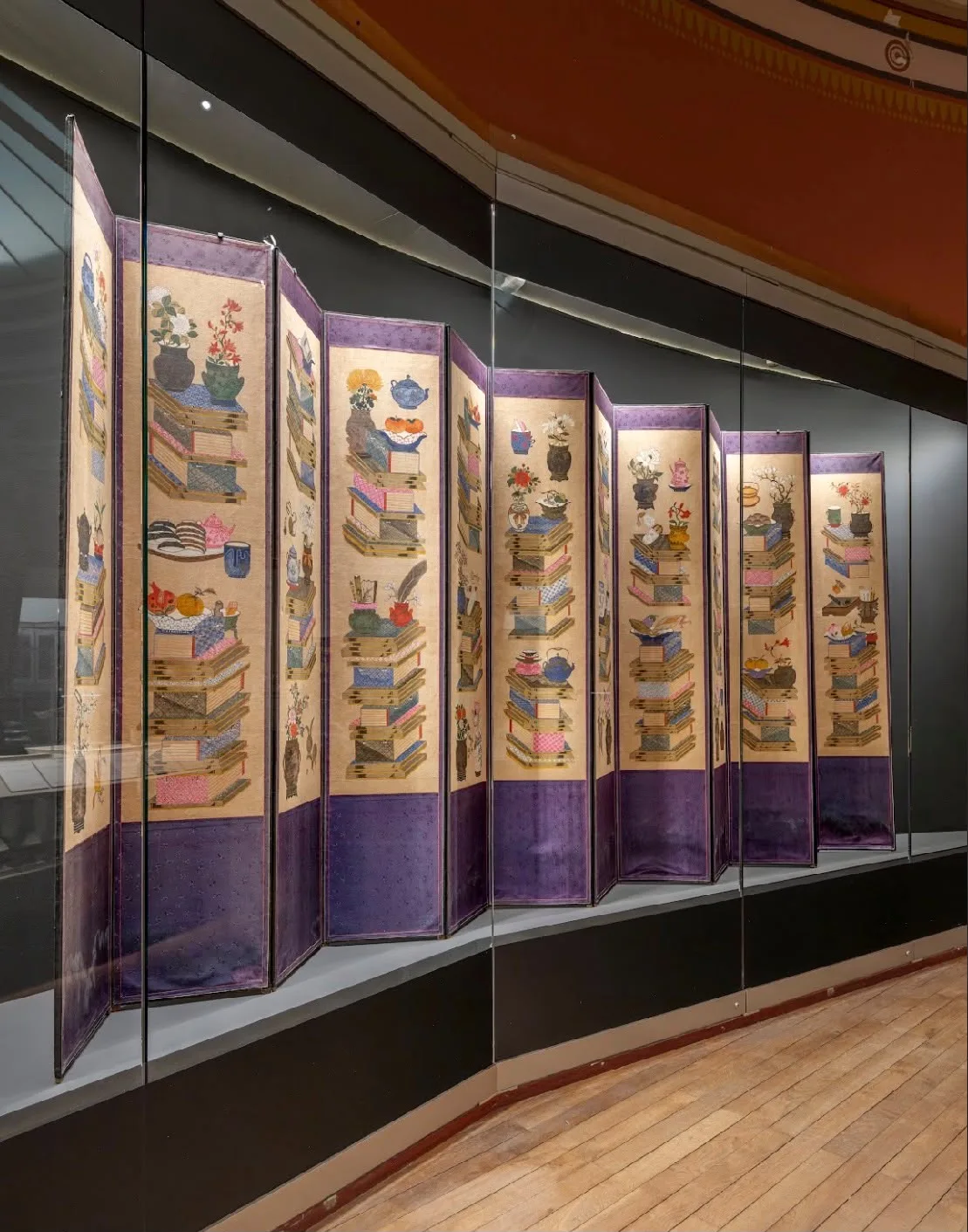 Paravents chaekgeori dans l’exposition Le savoir en trompe-l’œil, au musée Guimet