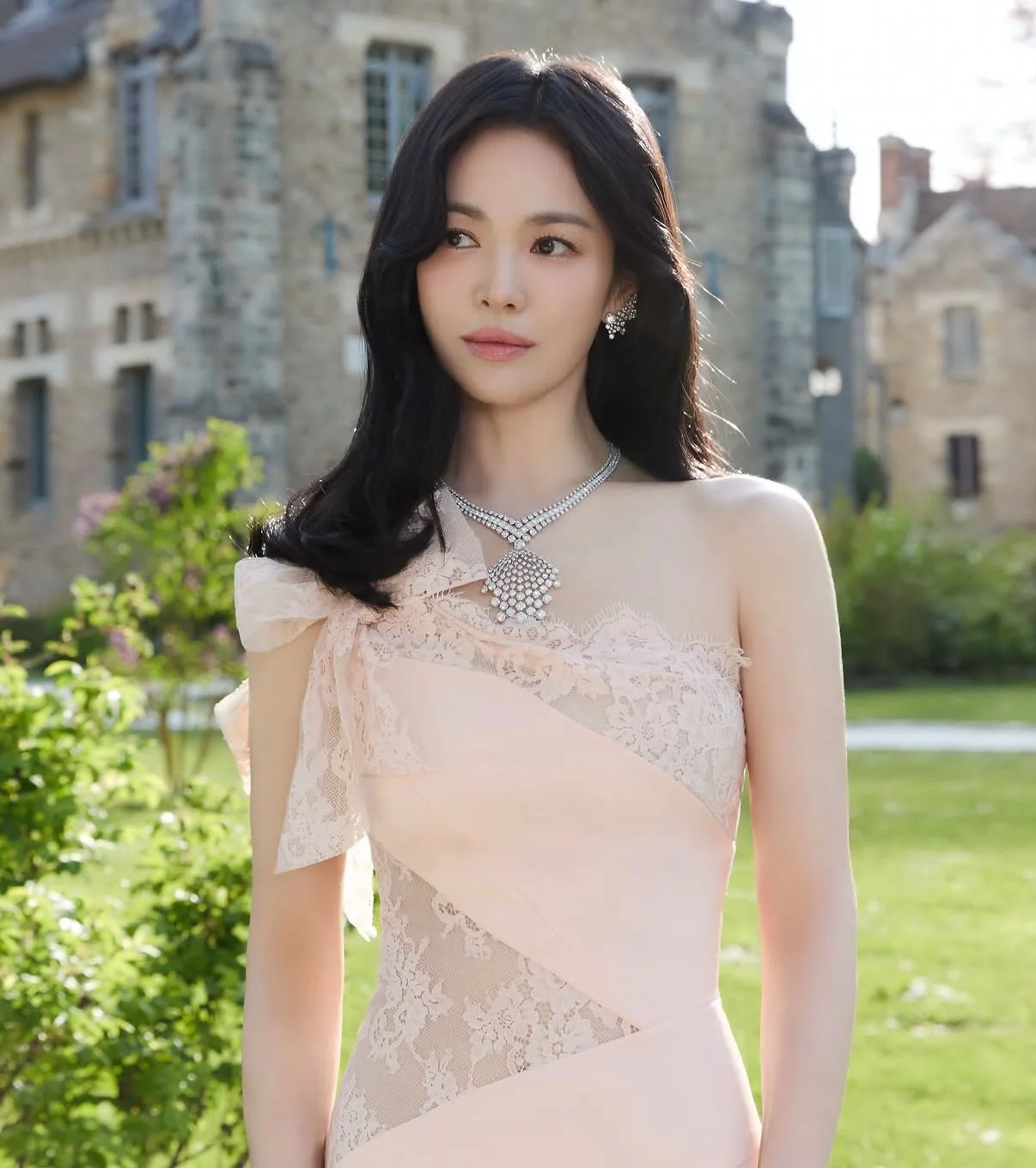 Song Hye-kyo en robe rose poudré, collier de haute joaillerie Chaumet