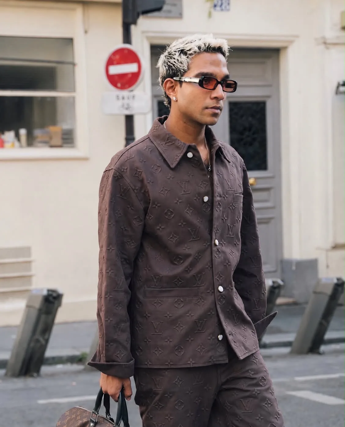 Yung Raja dans une rue de Paris, ensemble monogrammé Louis Vuitton